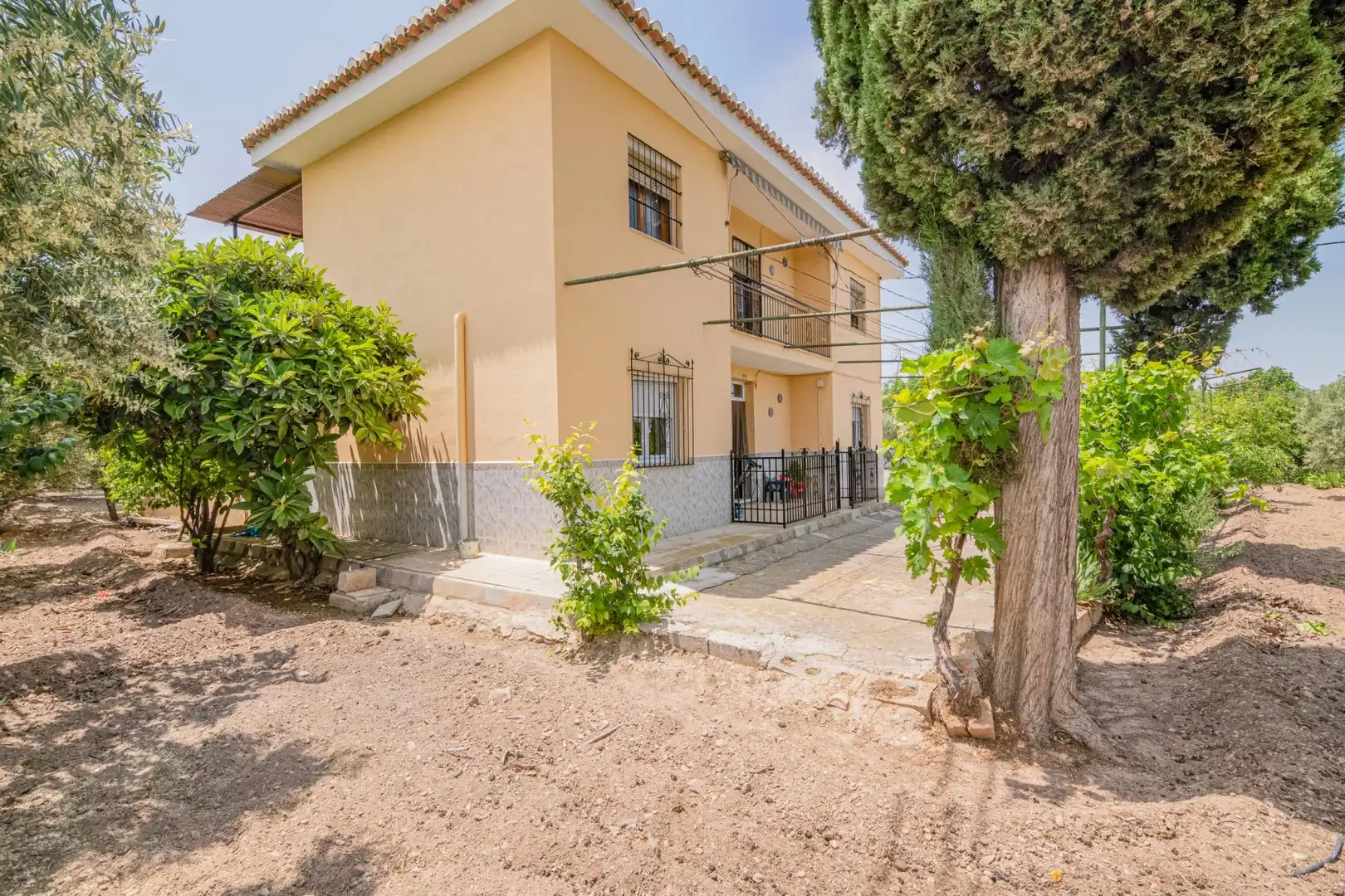 Vista exterior de Casa o xalet en venda en Baza amb Aire condicionat, Calefacció i Jardí privat