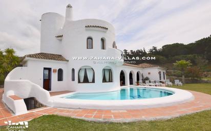 Vista exterior de Casa o xalet en venda en Zahara de los Atunes amb Jardí privat, Terrassa i Piscina