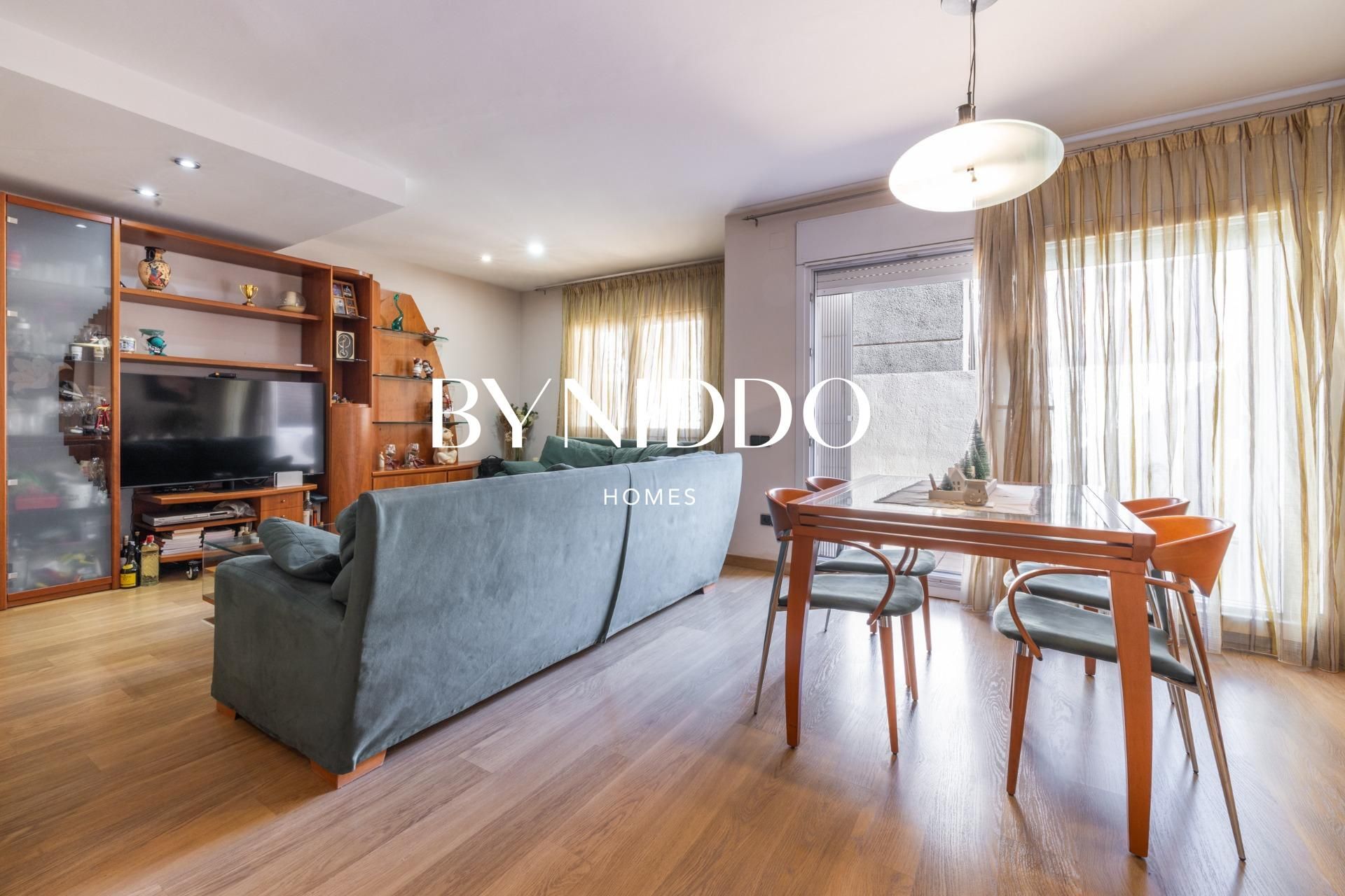 Sala d'estar de Casa adosada en venda en  Barcelona Capital amb Aire condicionat, Calefacció i Parquet