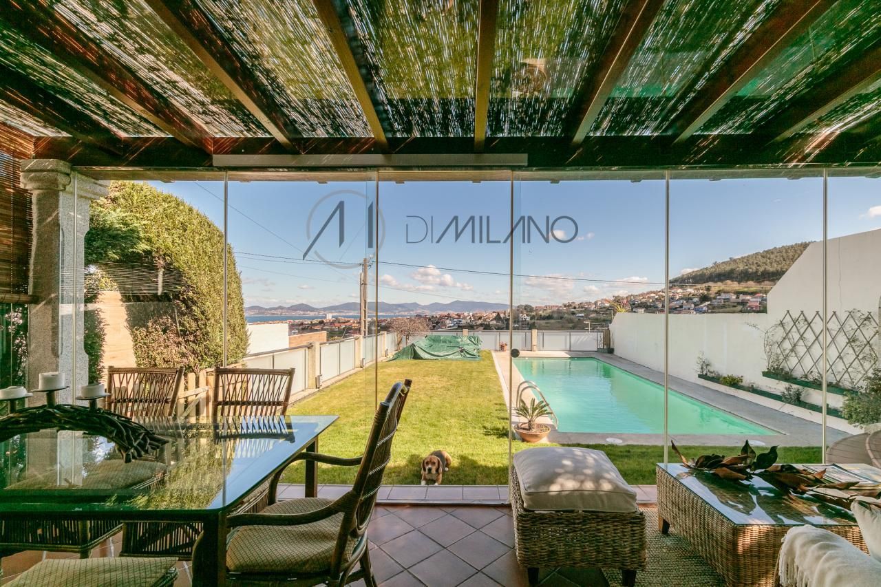 Vista exterior de Casa o xalet en venda en Vigo  amb Calefacció, Jardí privat i Terrassa