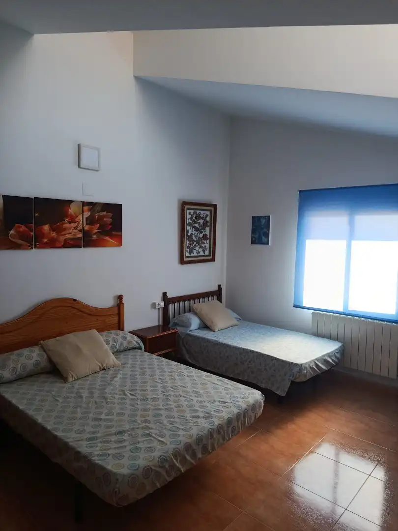 Dormitori de Casa adosada en venda en Mota del Cuervo amb Calefacció, Terrassa i Moblat