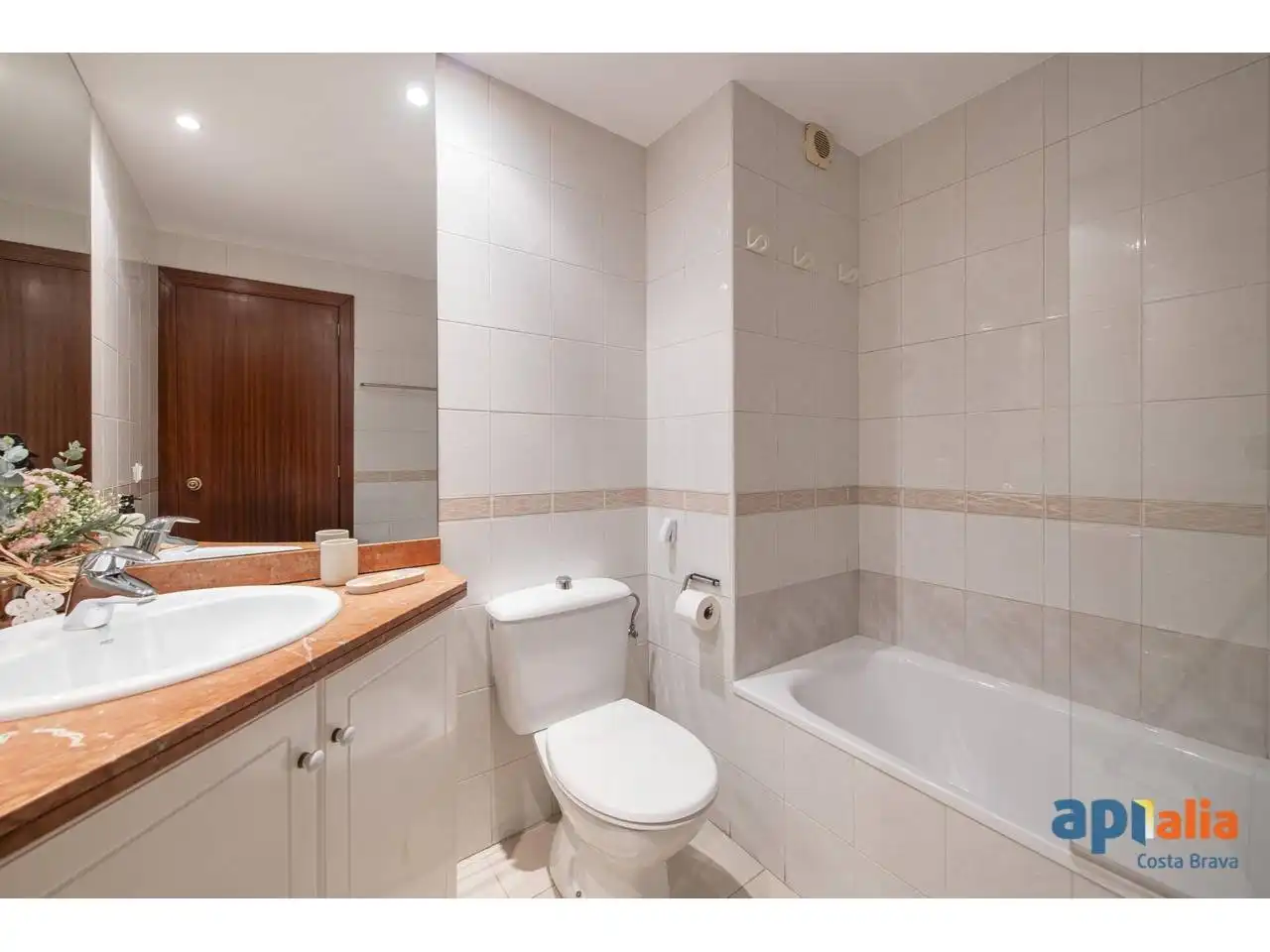 Bathroom of Apartments for sale in Girona  with Air Conditioner, Heating and Terrace