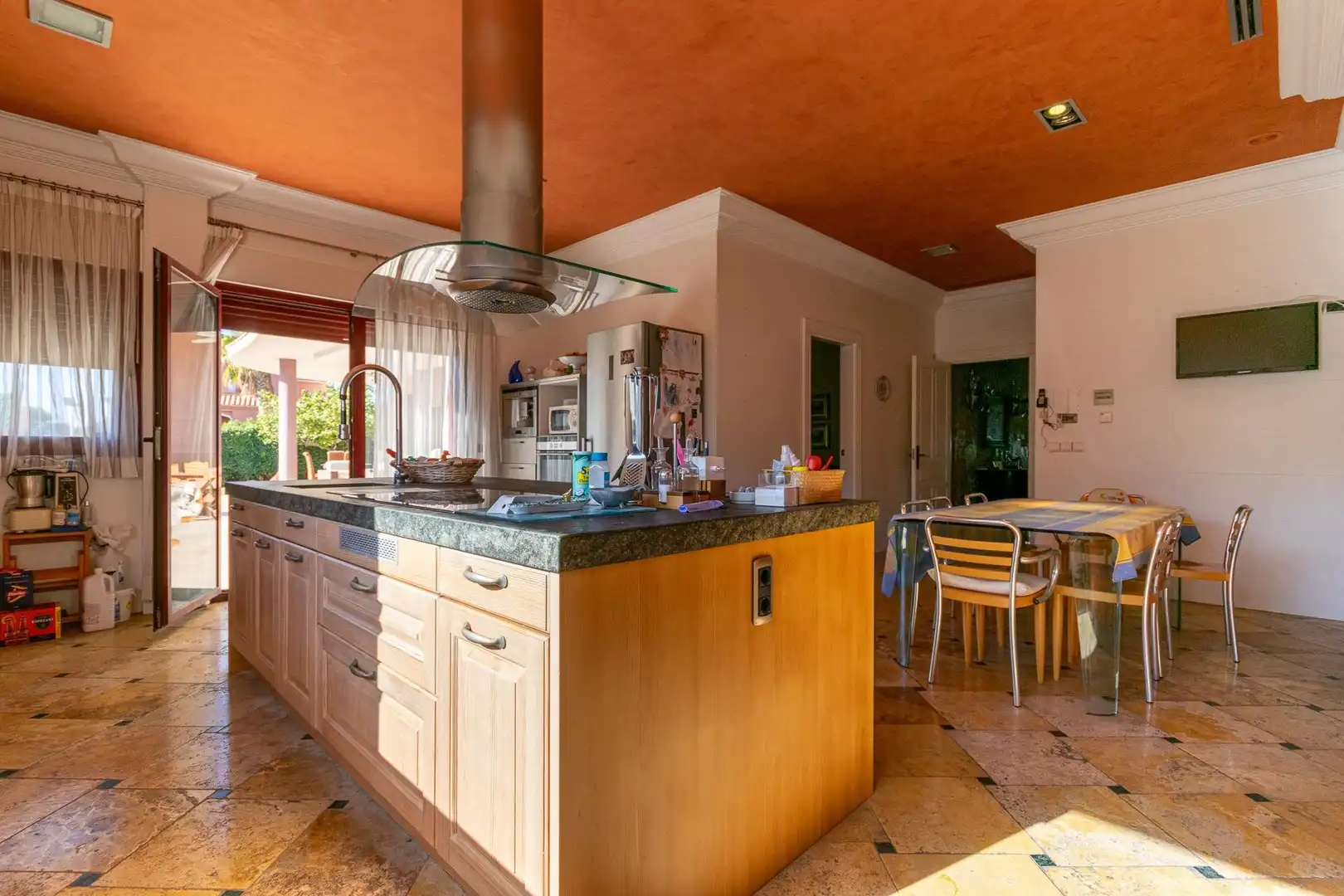 Cocina de Casa o chalet en venta en Alicante / Alacant con Aire acondicionado, Calefacción y Jardín privado