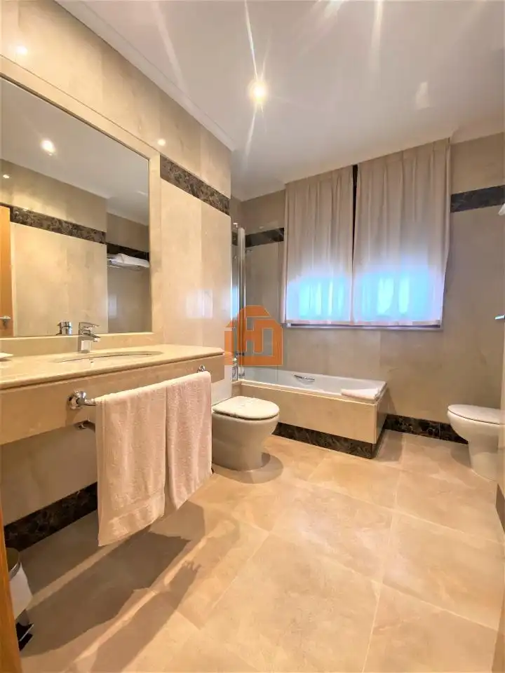 Badezimmer von Geschaftsraum zum Verkauf in Valencia de Don Juan mit Klimaanlage und Möbliert