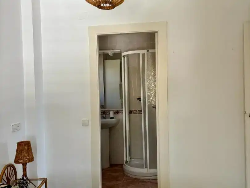 Bany de Pis de lloguer en Orihuela amb Aire condicionat, Jardí privat i Moblat