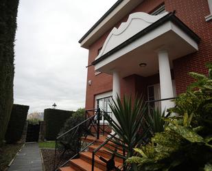 Vista exterior de Casa o xalet en venda en Camargo amb Calefacció, Jardí privat i Terrassa