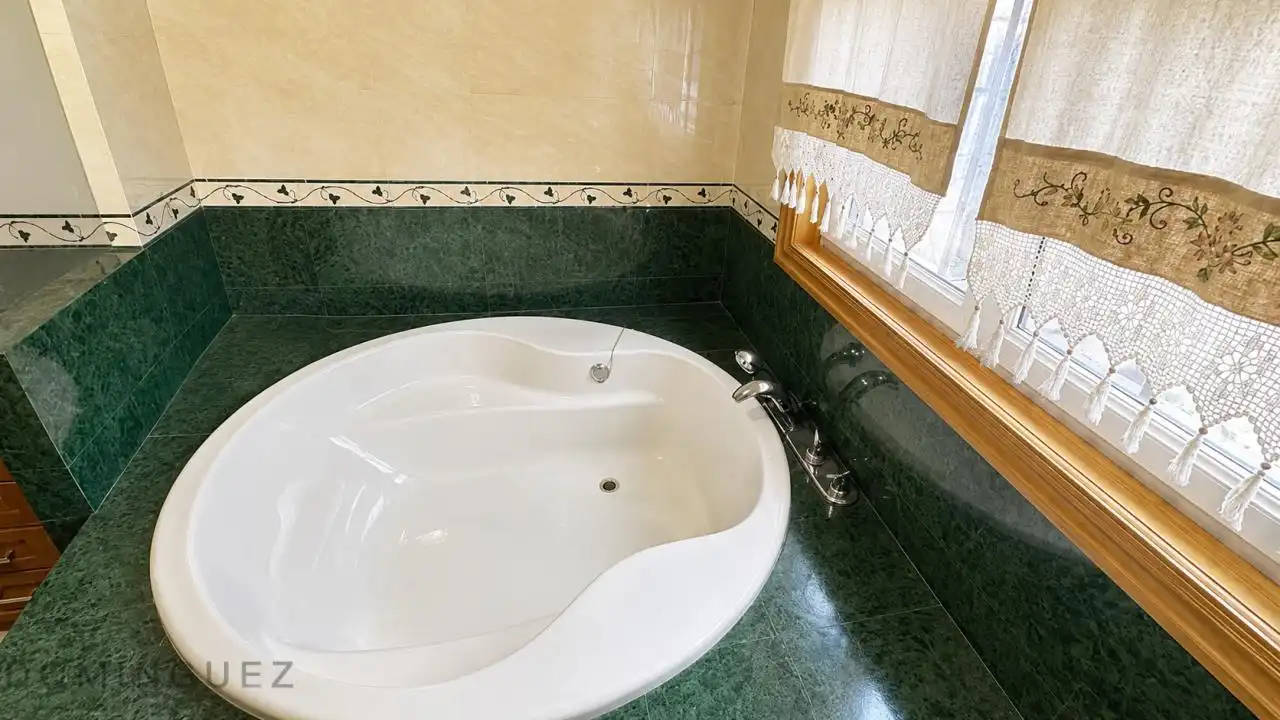 Baño de Casa o chalet en venta en Vigo  con Calefacción, Jardín privado y Parquet
