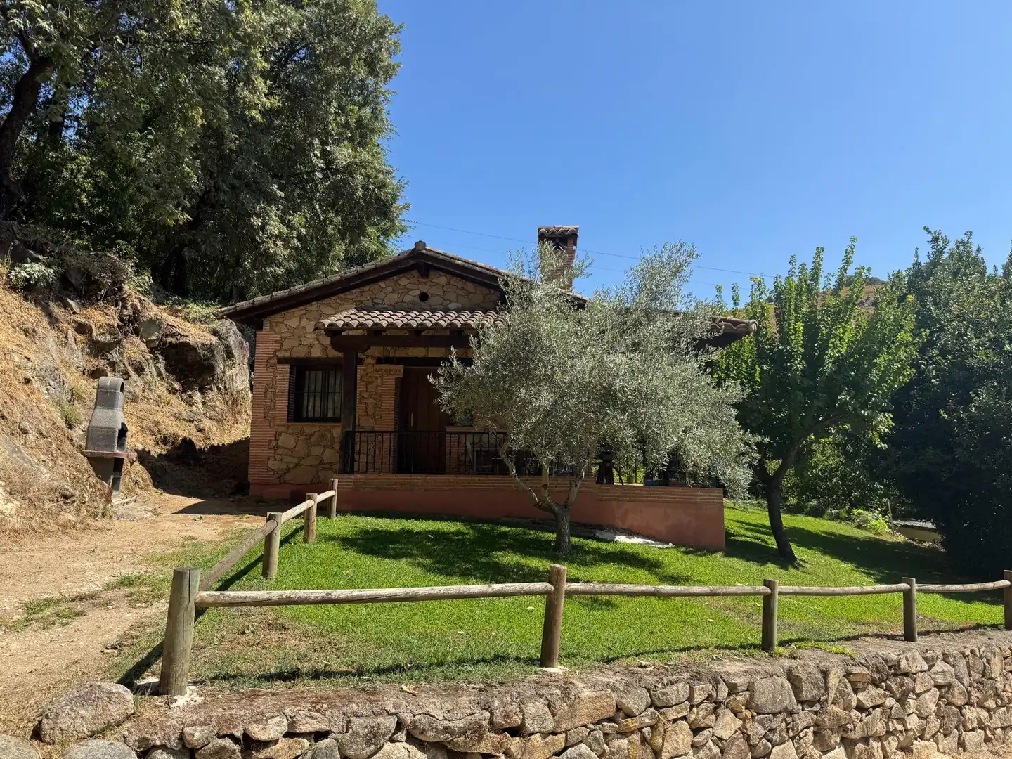 Vista exterior de Casa o xalet en venda en Candeleda amb Aire condicionat, Calefacció i Jardí privat