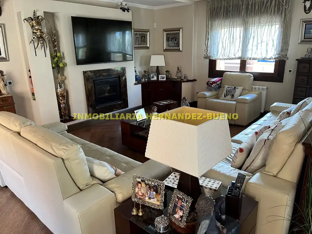 Sala de estar de Casa o chalet en venta en Carbajosa de la Sagrada con Aire acondicionado, Calefacción y Jardín privado