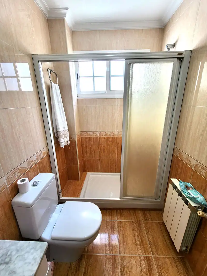 Bathroom of Flat for rent in Vigo   with Heating, Parquet flooring and Terrace