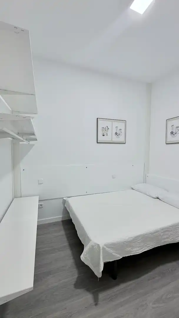 Dormitori de Pis de lloguer en Madrid amb Aire condicionat, Calefacció i Moblat