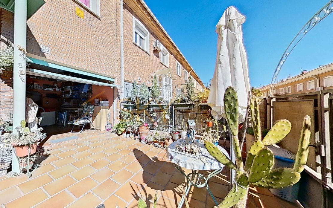 Jardí de Casa adosada en venda en Azuqueca de Henares amb Calefacció, Terrassa i Moblat