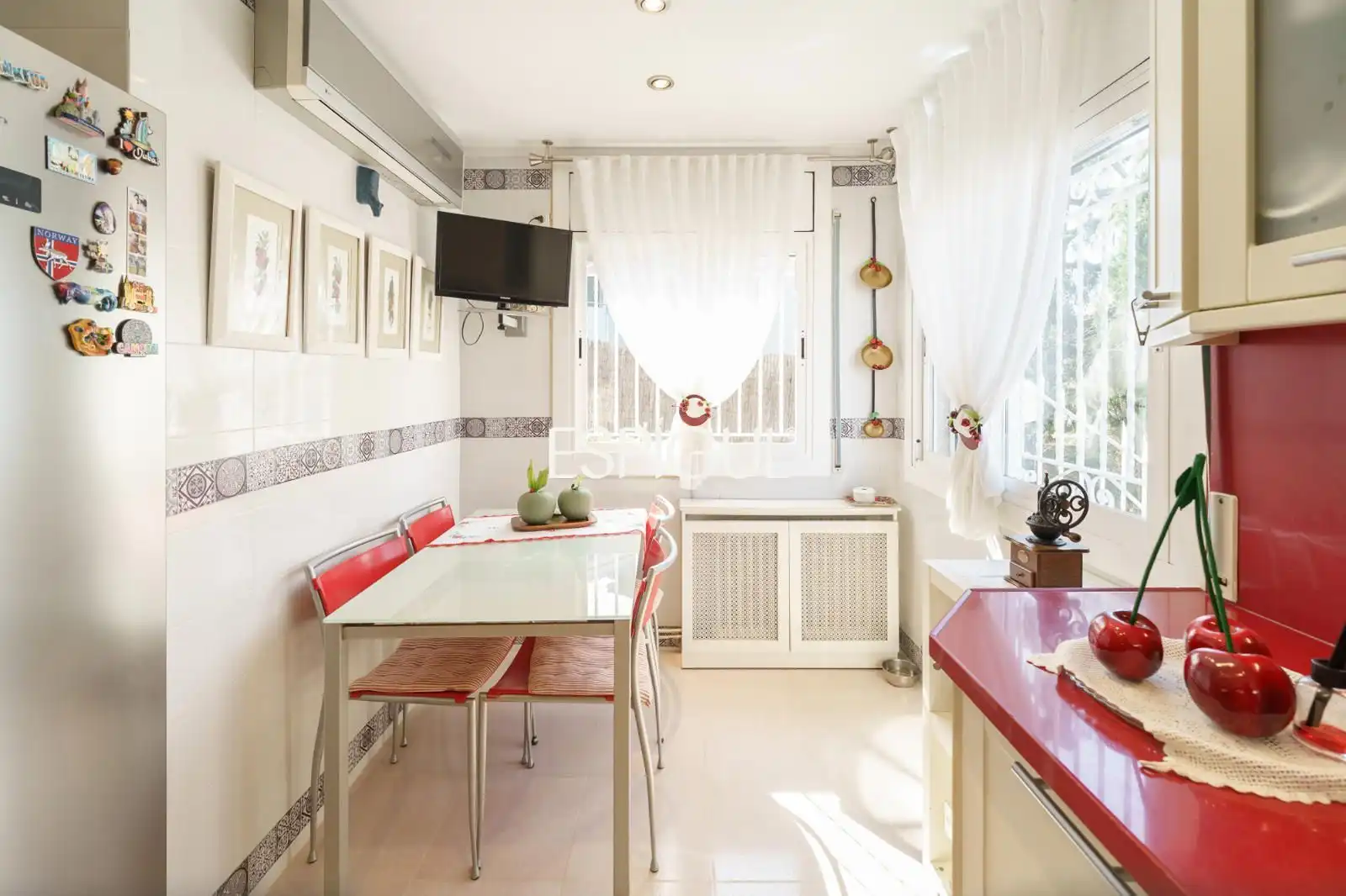 Cocina de Casa adosada en venta en Tiana con Aire acondicionado, Calefacción y Jardín privado