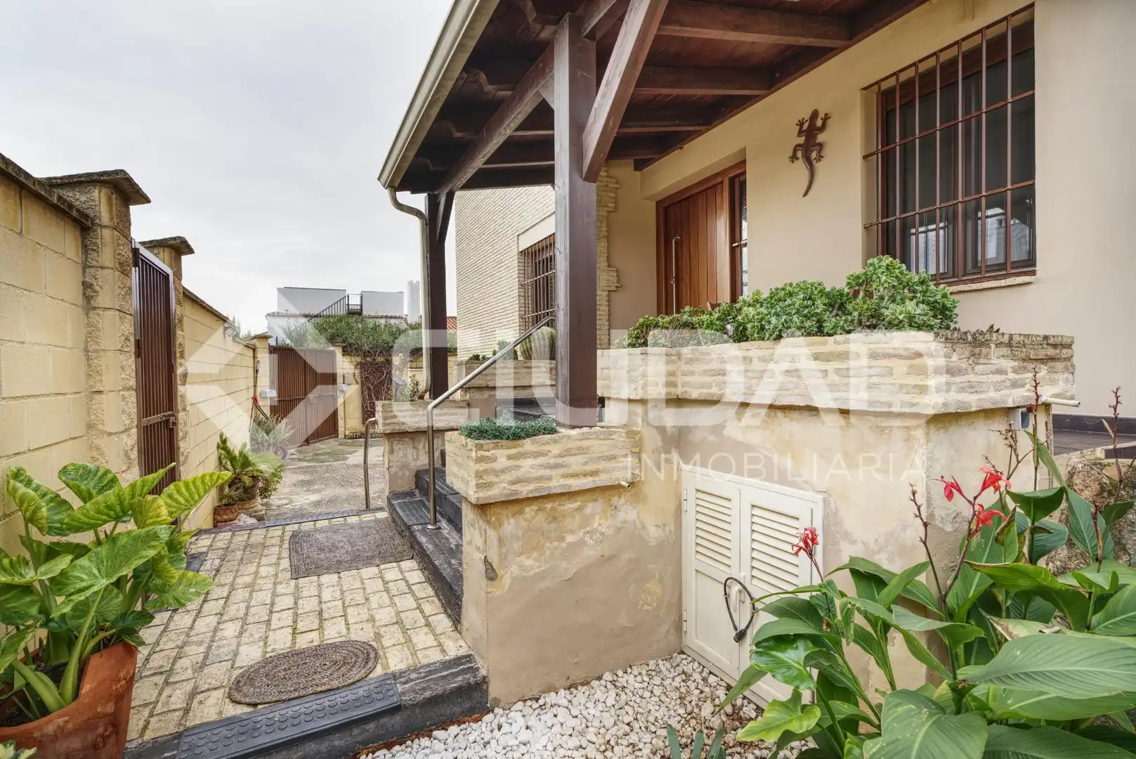 Vista exterior de Casa o xalet en venda en Castilleja de la Cuesta amb Aire condicionat, Jardí privat i Terrassa