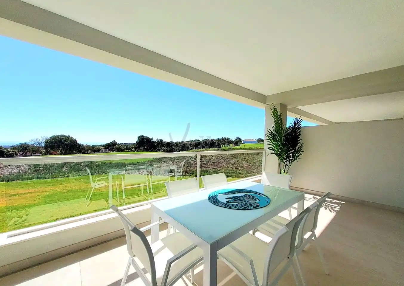 Terrasse von Wohnungen zum Verkauf in Sotogrande mit Klimaanlage, Terrasse und Möbliert
