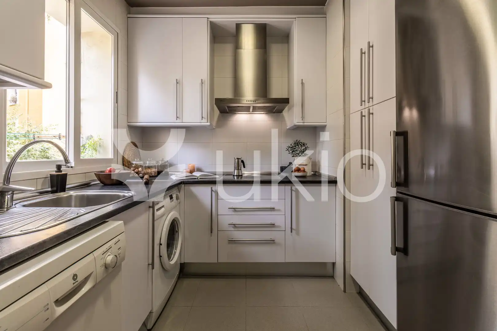 Cuina de Apartament de lloguer en Madrid amb Aire condicionat, Calefacció i Moblat