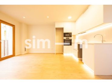 Piso con balcón en venta en Calle Nou 127-129