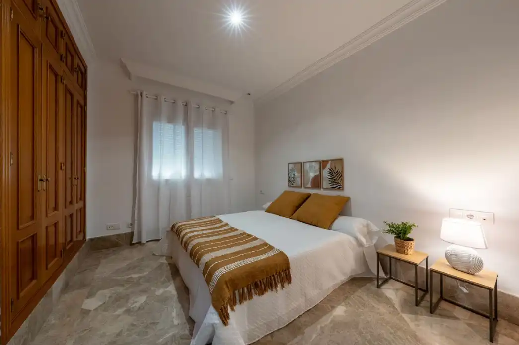 Dormitori de Casa adosada en venda en Marbella amb Aire condicionat, Jardí privat i Terrassa