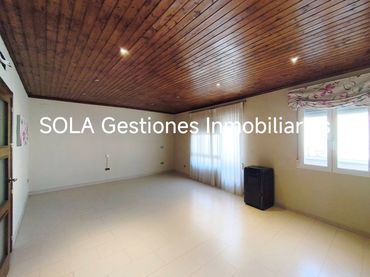 Pis amb balcó en venda a Torreperogil