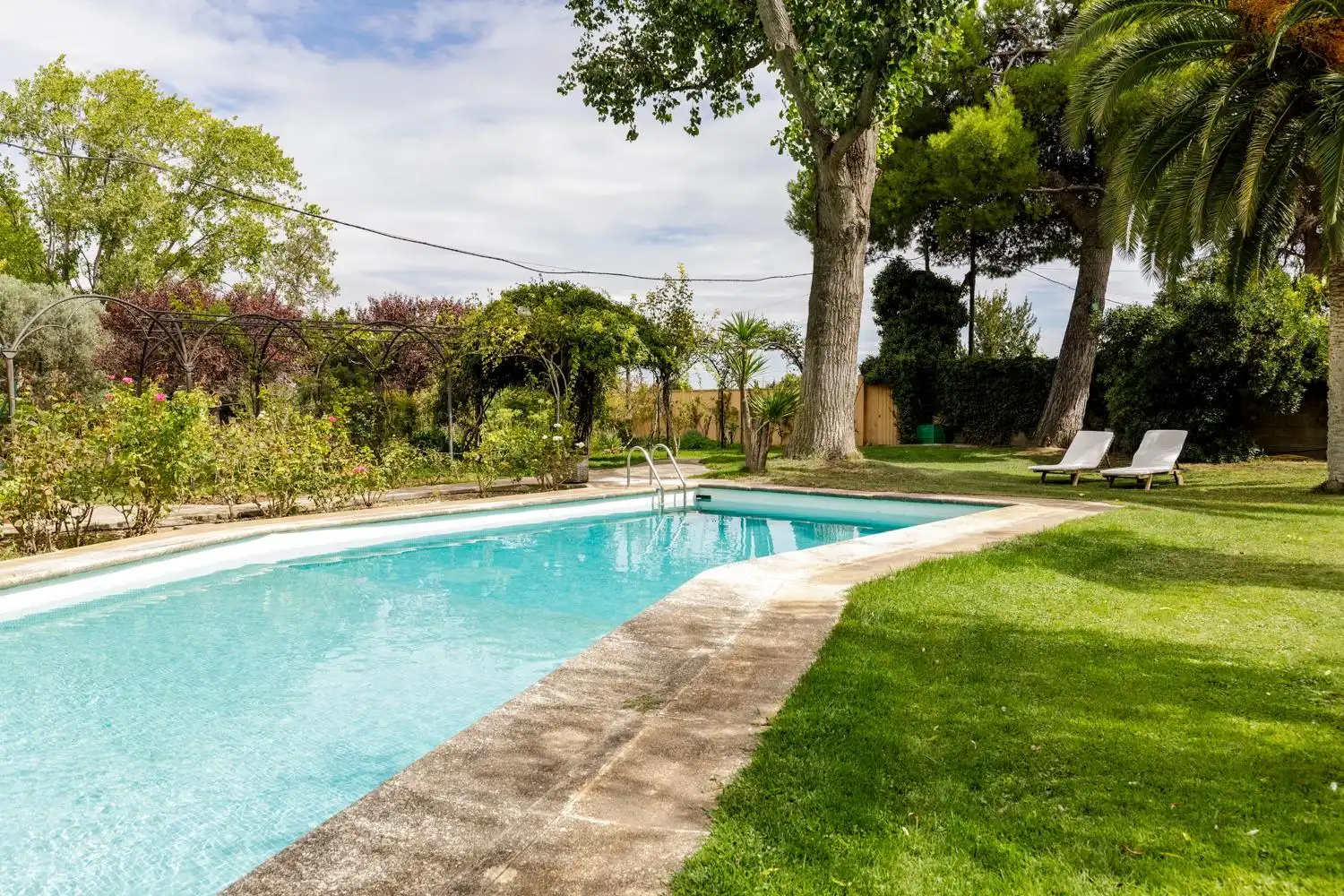 Piscina de Casa o xalet en venda en Zaragoza amb Aire condicionat, Calefacció i Jardí privat