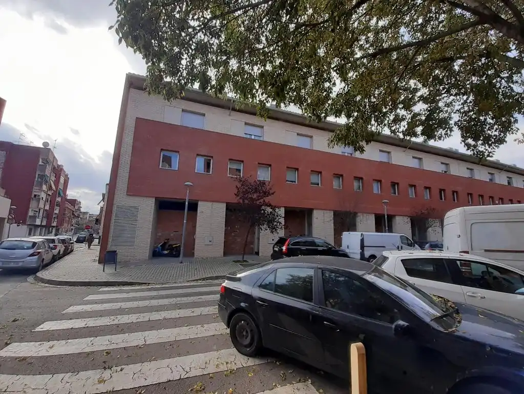 Vista exterior de Edifici en venda en Canovelles