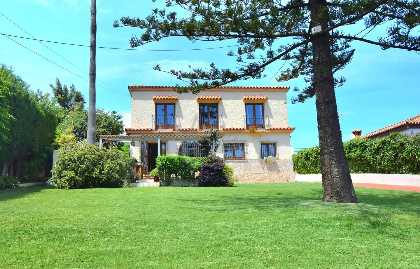 Vista exterior de Casa o xalet en venda en Los Barrios amb Jardí privat, Terrassa i Traster