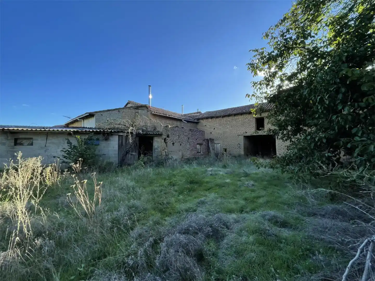 Vista exterior de Finca rústica en venda en Vegas del Condado amb Jardí privat