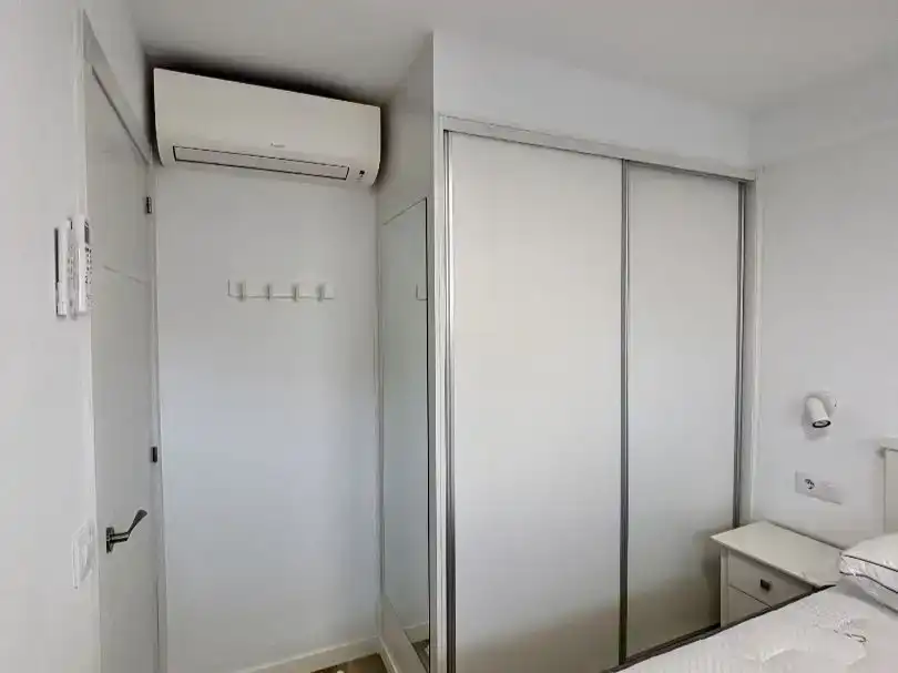 Schlafzimmer von Wohnung zur Miete in Benidorm mit Klimaanlage, Parkett und Schwimmbad