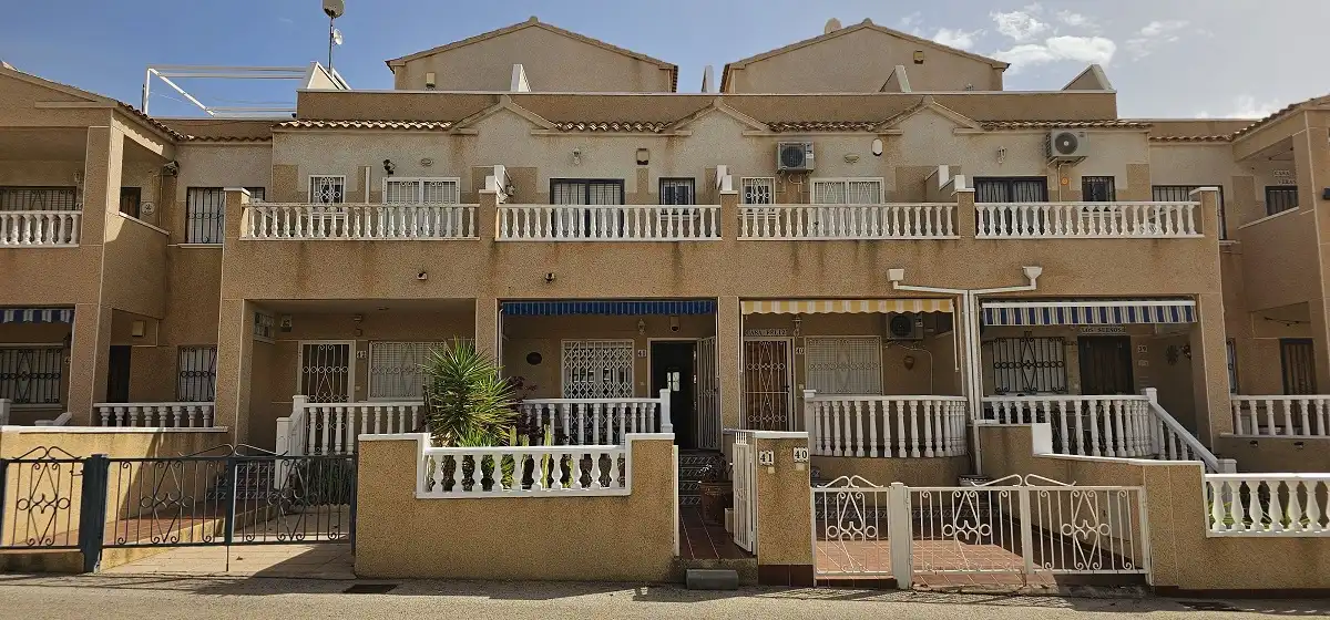 Vista exterior de Dúplex en venta en Orihuela con Terraza, Piscina y Amueblado