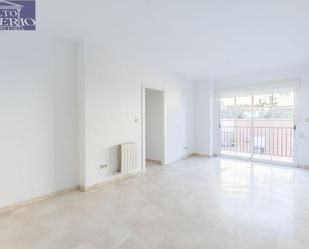 Living room of Flat for sale in  Granada Capital  with Heating, Parquet flooring and Balcony