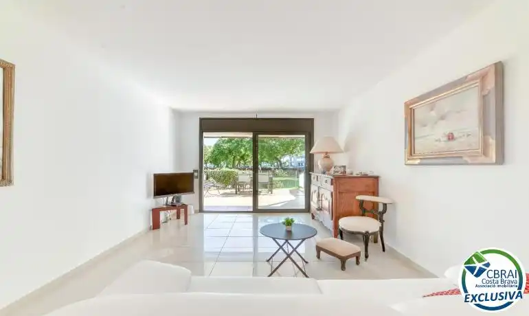 Sala d'estar de Planta baixa en venda en Roses amb Calefacció, Moblat i Piscina comunitària