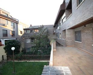 Vista exterior de Apartament en venda en Las Rozas de Madrid amb Calefacció, Terrassa i Piscina comunitària