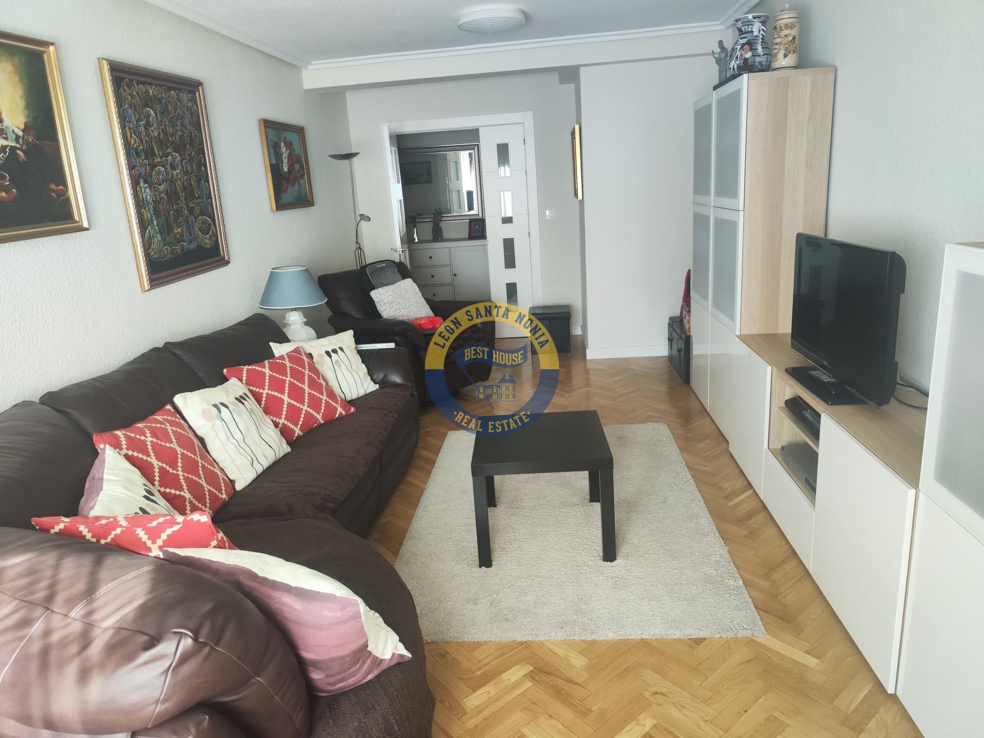 Sala d'estar de Pis en venda en León Capital  amb Calefacció, Parquet i Terrassa