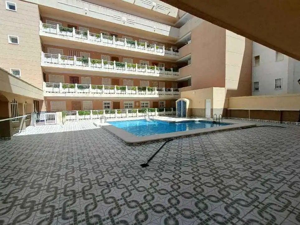 Piscina de Apartament de lloguer en Guardamar del Segura amb Aire condicionat, Piscina i Moblat