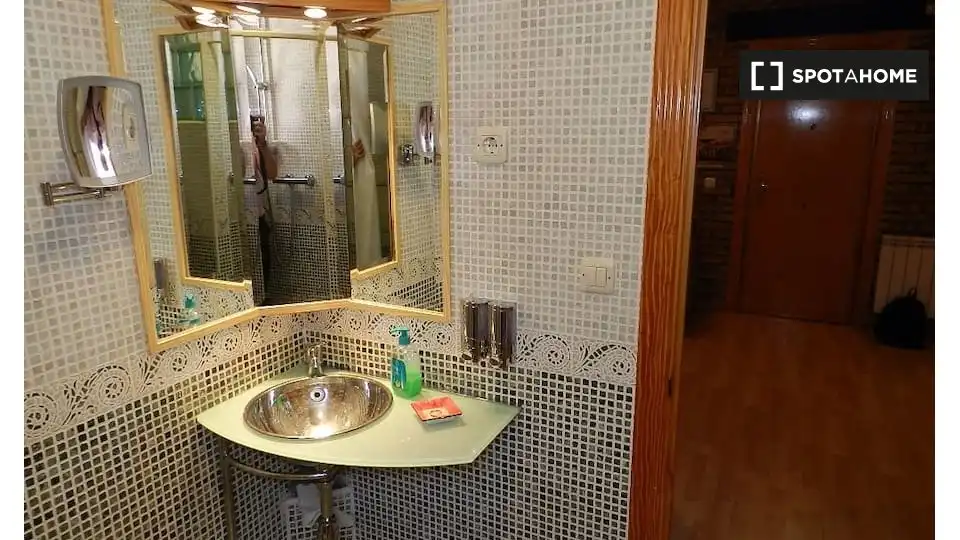Badezimmer von Wohnung zur Miete in Madrid mit Klimaanlage, Heizung und Möbliert
