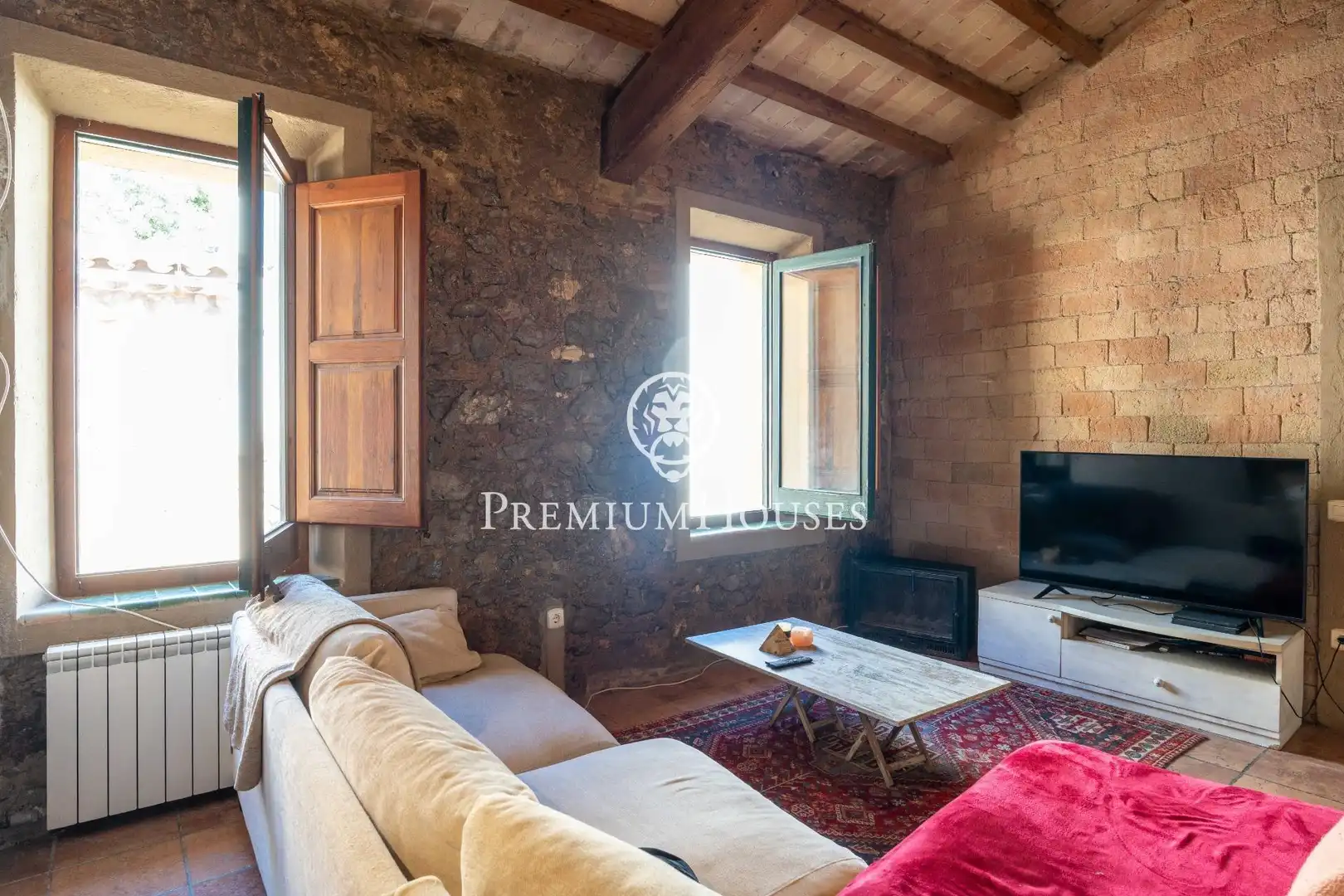 Sala d'estar de Finca rústica en venda en Sant Pere de Ribes amb Calefacció i Jardí privat