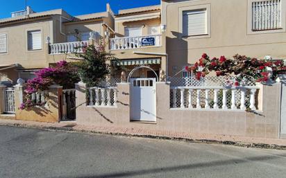 Vista exterior de Casa o xalet en venda en Torrevieja amb Calefacció, Jardí privat i Moblat