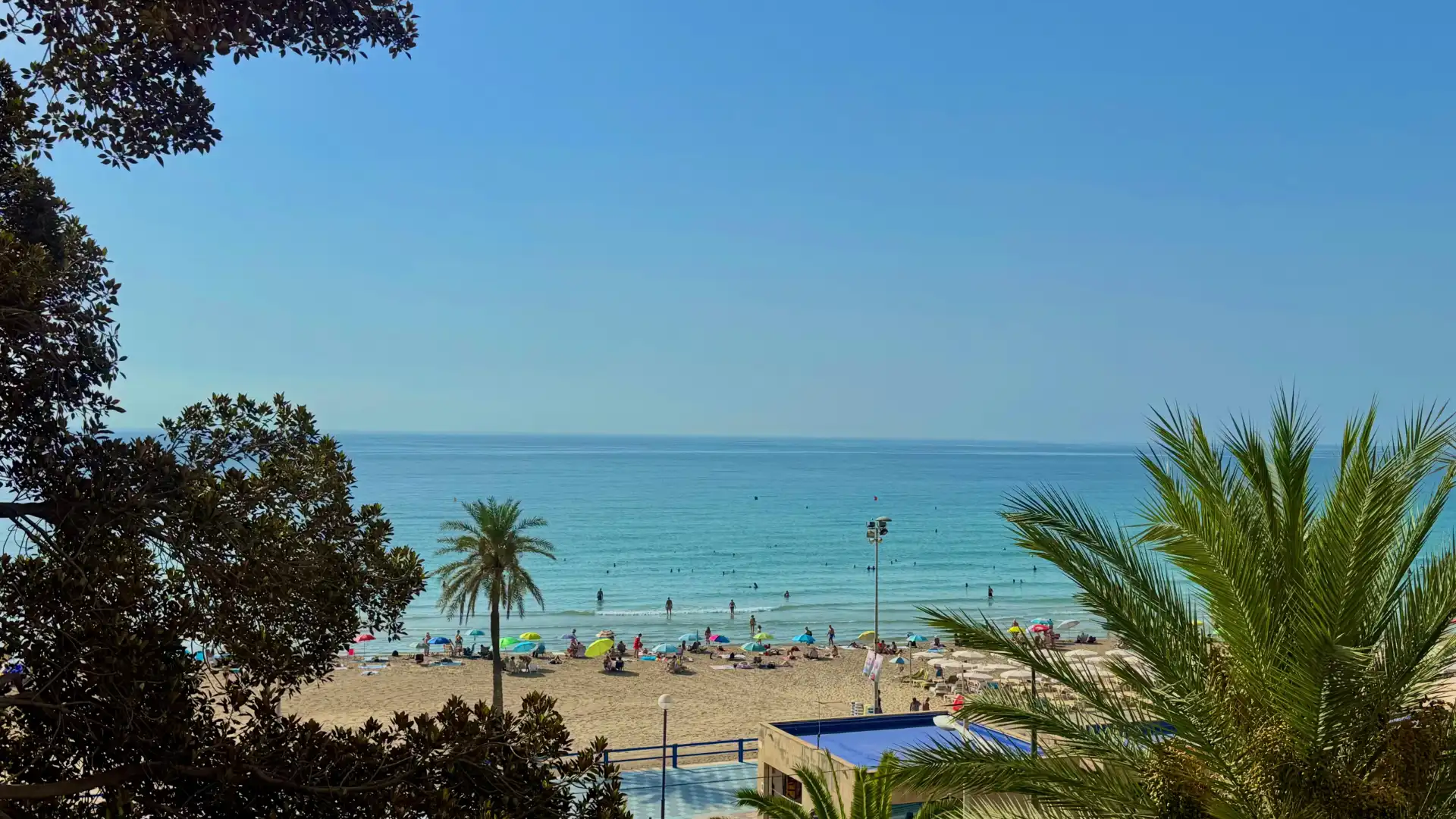 Außenansicht von Wohnung zum Verkauf in Alicante / Alacant mit Klimaanlage, Privatgarten und Abstellraum