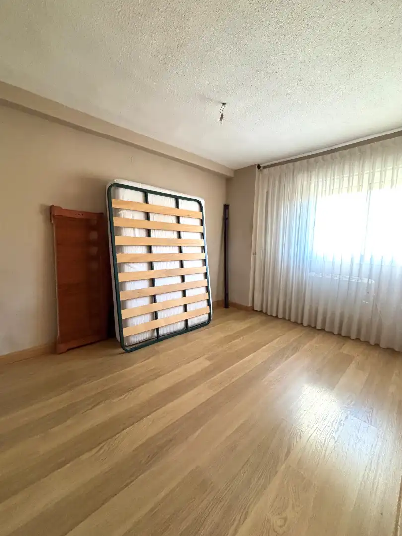 Schlafzimmer von Wohnung zum Verkauf in Plasencia mit Klimaanlage, Parkett und Ofen