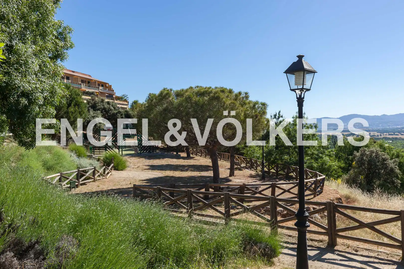 Vista exterior de Casa o chalet en venta en San Lorenzo de El Escorial con Calefacción