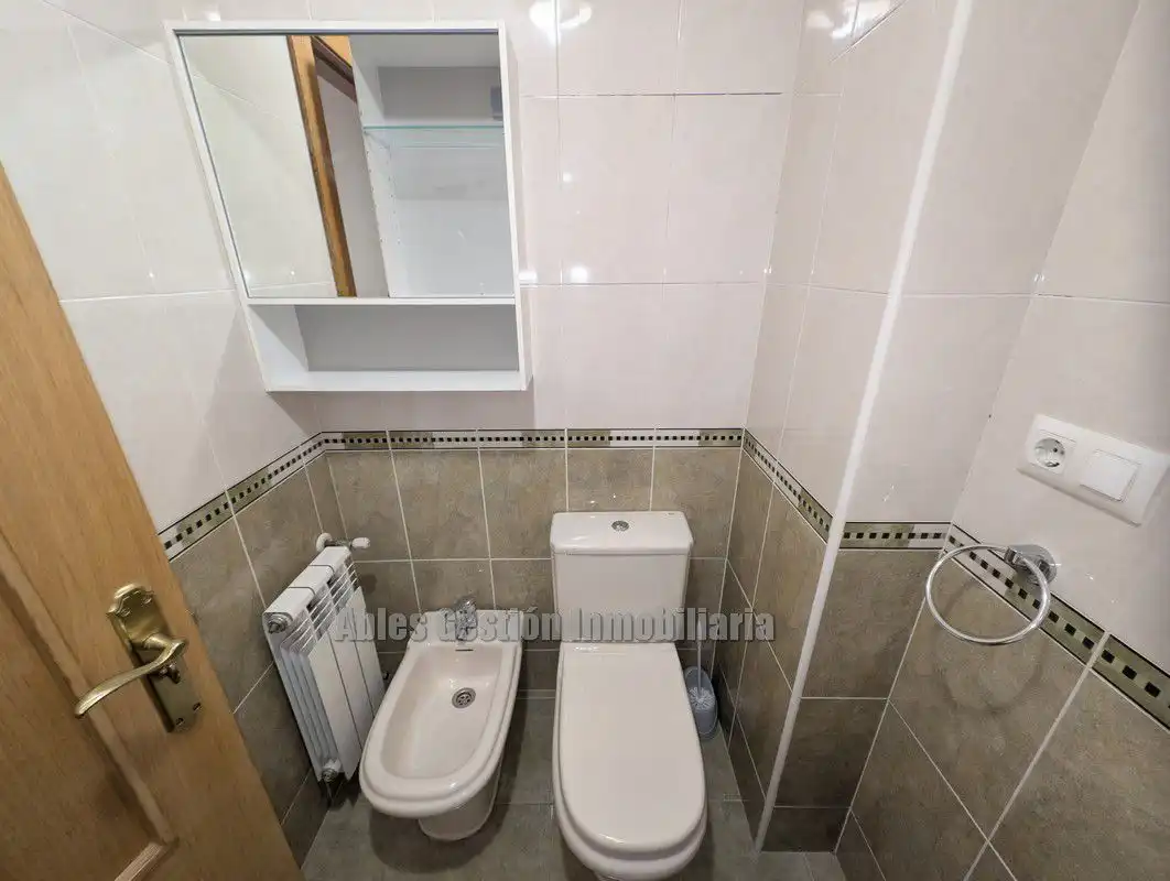 Baño de Piso de alquiler en Siero con Calefacción, Parquet y Trastero