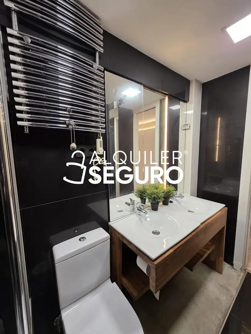 Bathroom of Flat for rent in Bilbao   with Heating and Furnished
