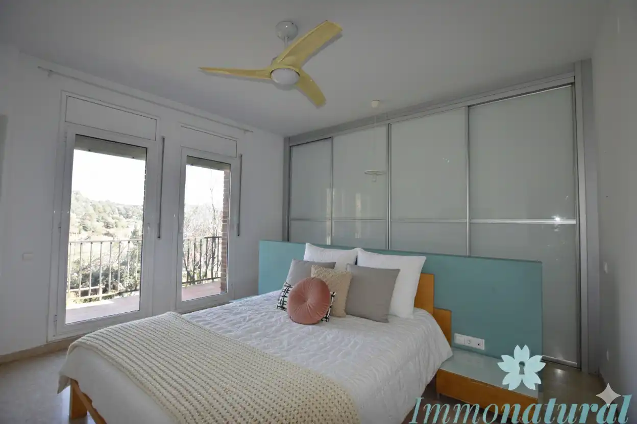 Habitación de Casa adosada en venta en Torrelles de Llobregat con Aire acondicionado, Calefacción y Jardín privado
