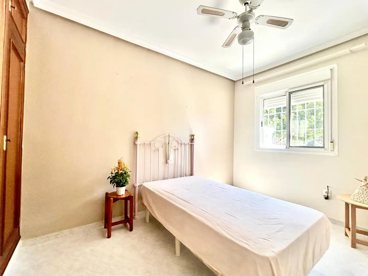 Habitación de Casa adosada en venta en Roquetas de Mar con Aire acondicionado, Calefacción y Jardín privado