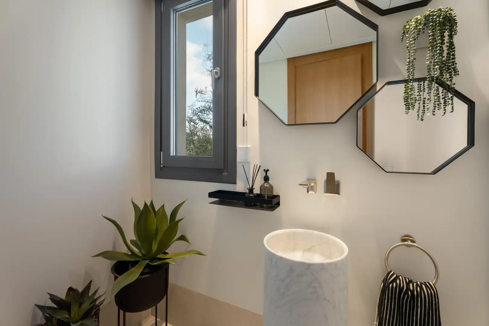 Bathroom of Apartments for sale in Benahavís  with Air Conditioner, Terrace and Storage room