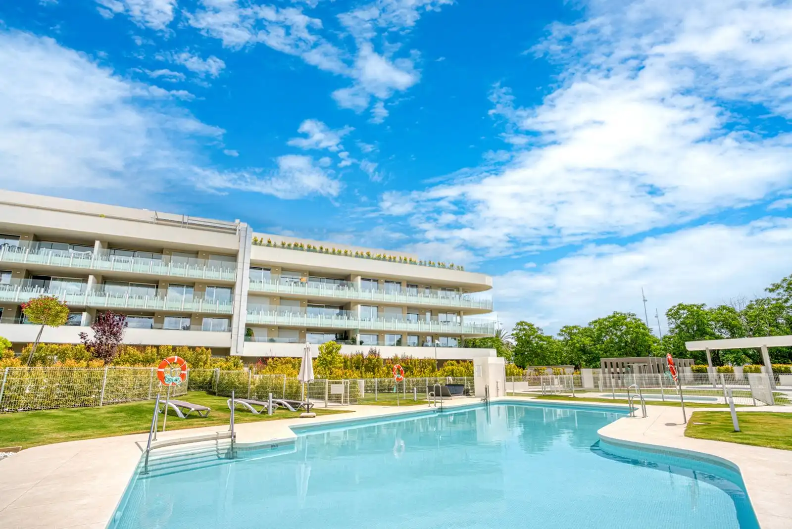 Piscina de Apartamento en venta en Marbella con Terraza, Trastero y Amueblado