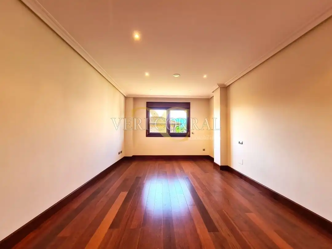 Habitación de Casa o chalet en venta en Oviedo  con Calefacción, Jardín privado y Terraza