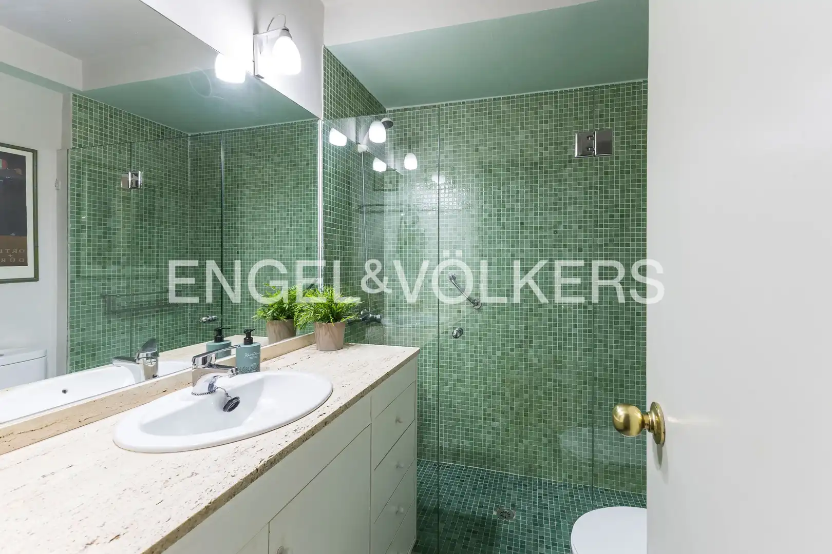 Bathroom of Flat for sale in Madrid  with Heating, Private garden and Parquet flooring