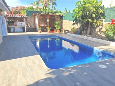 Chalet con piscina en venta en Carrió - La Merced - Los Pinos