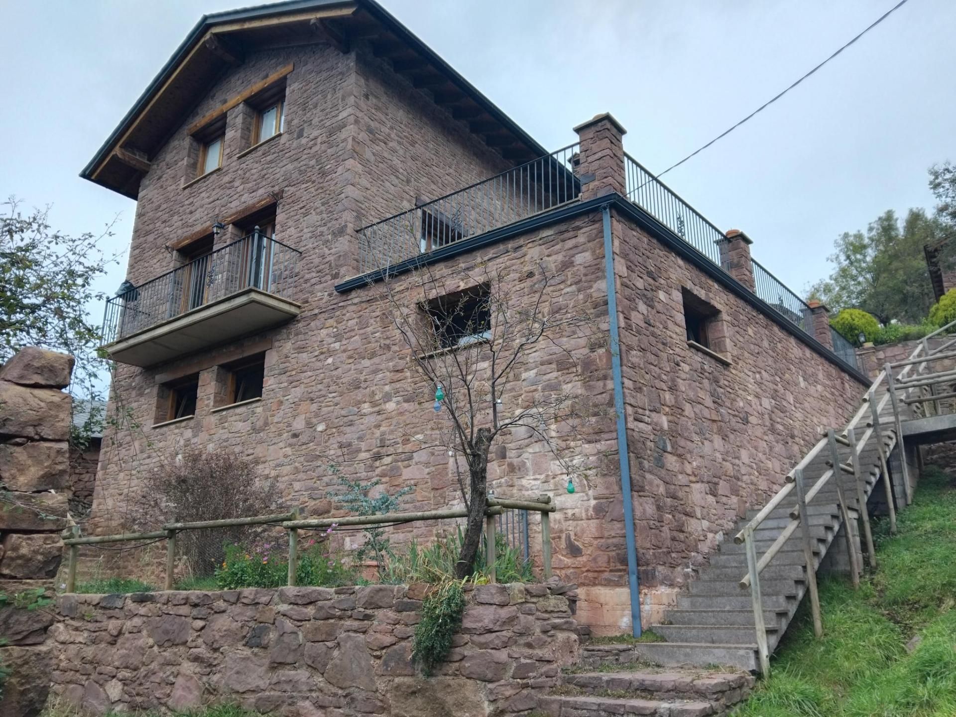 Außenansicht von Country house zum verkauf in Montferrer i Castellbò mit Heizung